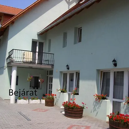 Apartment Zsanett *