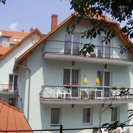 Zsanett *